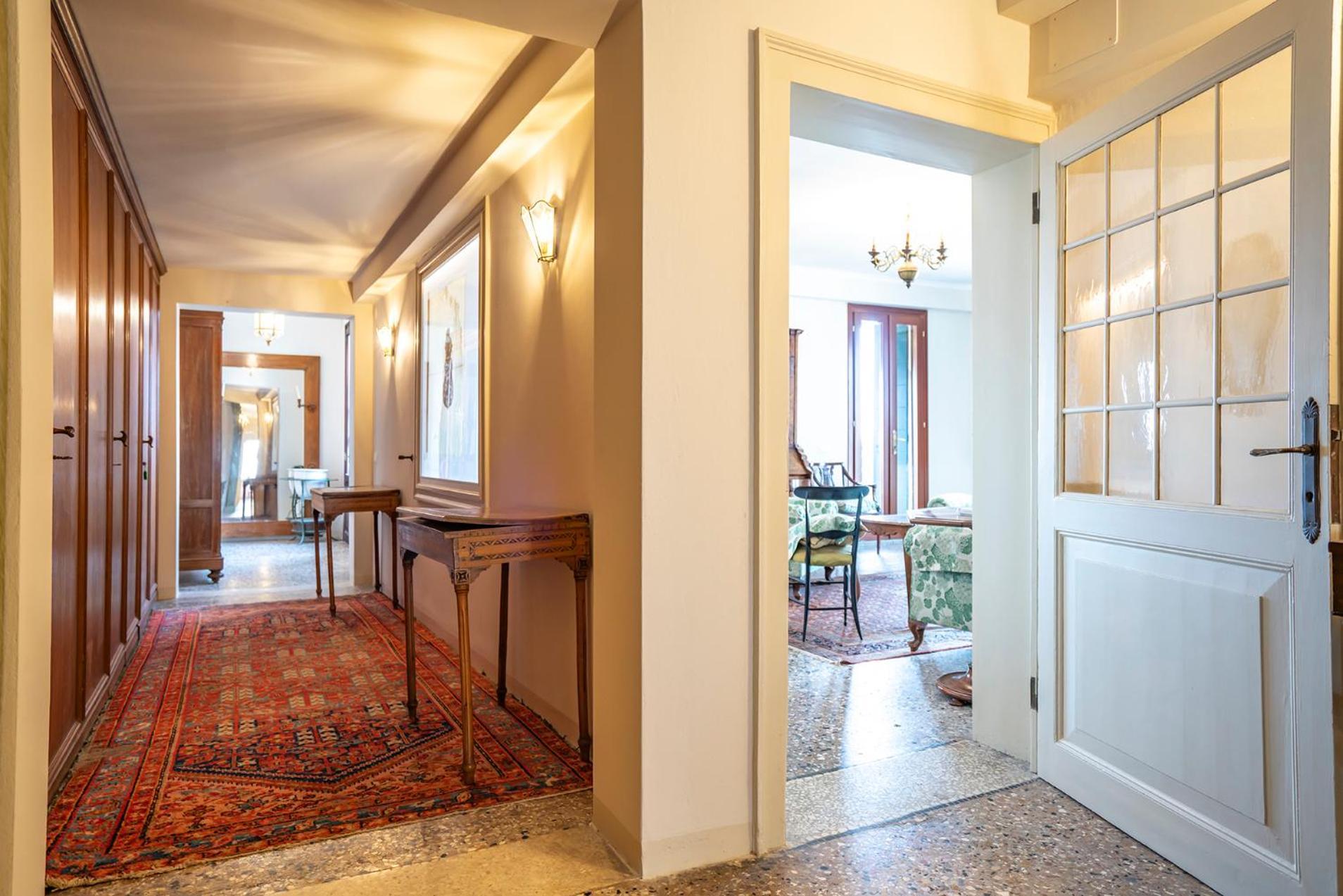 Sunbeam Palace Apartment *